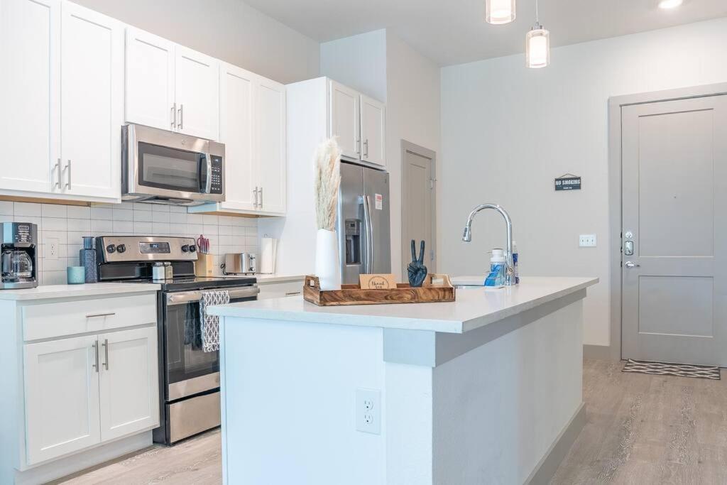 Beautiful Riverwalk Apt With Full Amenities, King Bed & Free Parking San Antonio Zewnętrze zdjęcie