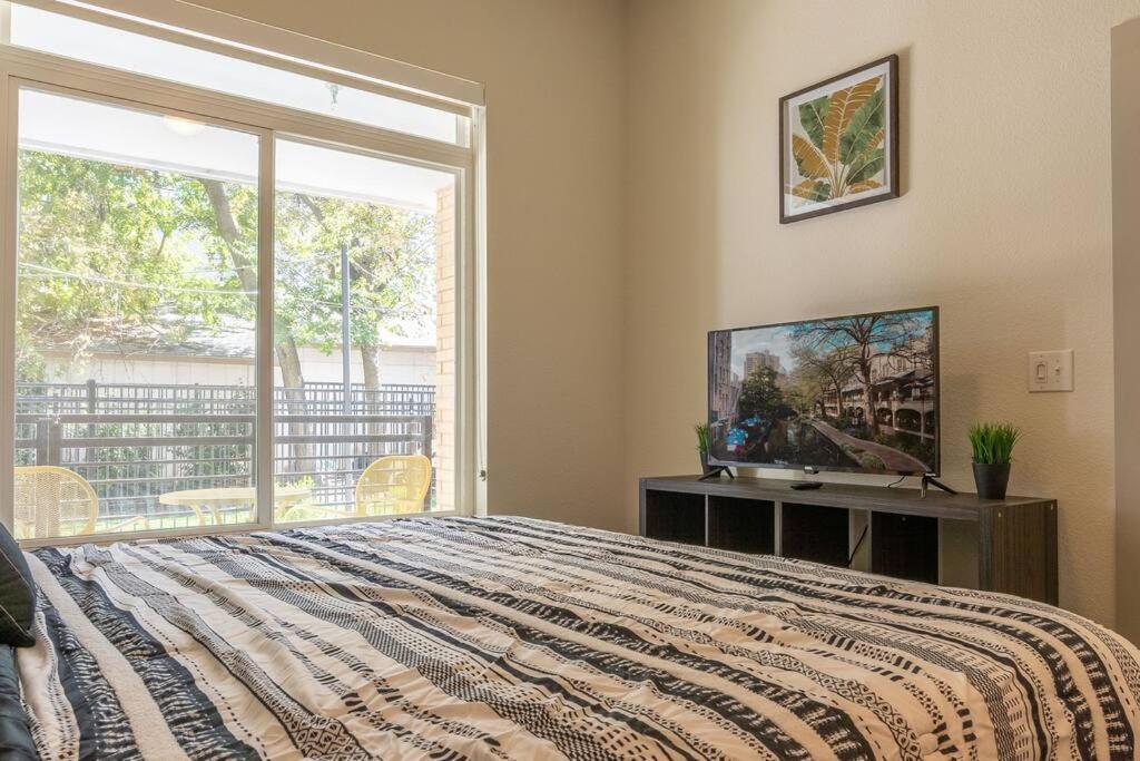 Beautiful Riverwalk Apt With Full Amenities, King Bed & Free Parking San Antonio Zewnętrze zdjęcie